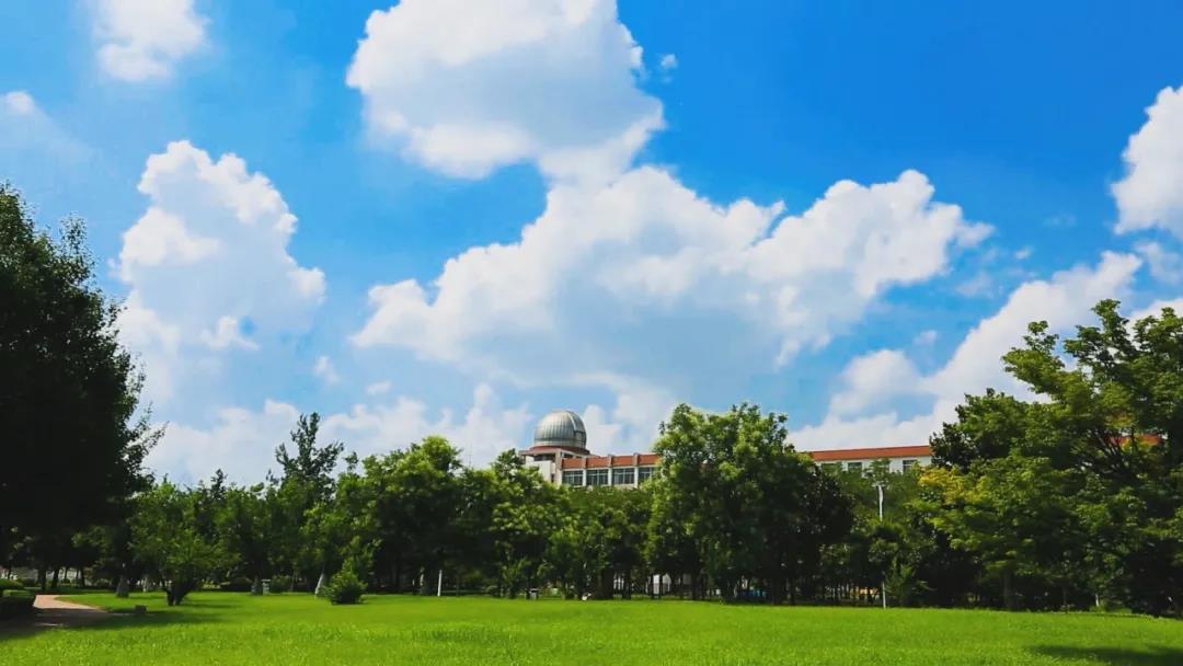 在不同学院的教学楼上完课,还能去图书馆寻找到自己喜欢的书,在不同的